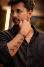Handcrafted Brass Wired Kada - Striped Pattern - Image 4